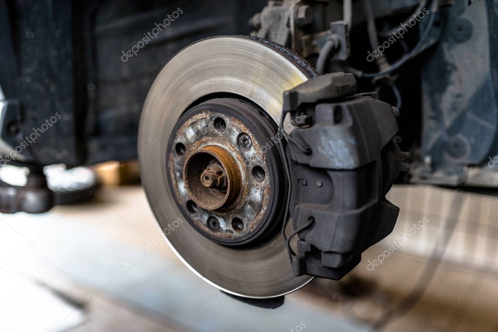 Intervento sui freni dell’auto in officina