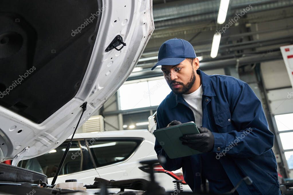Scaffali con ricambi auto di qualità